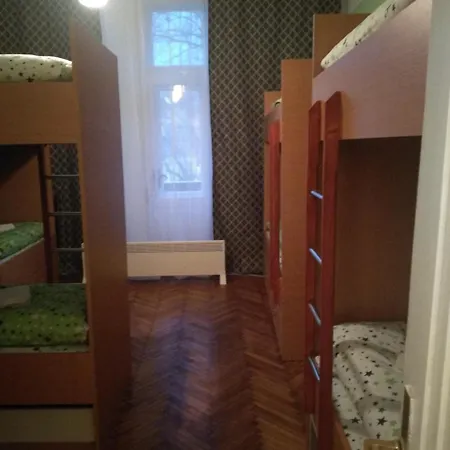 Hostel Four Seasons