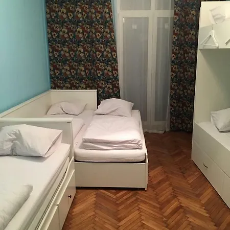 Hostel Four Seasons *